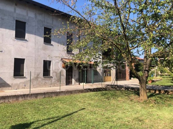 casa indipendente in vendita a Tradate in zona Abbiate Guazzone