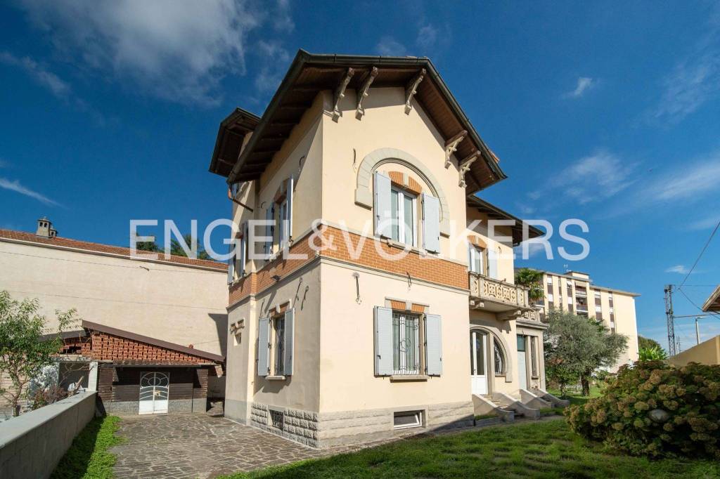 casa indipendente in vendita a Tradate