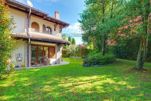 casa indipendente in vendita a Tradate