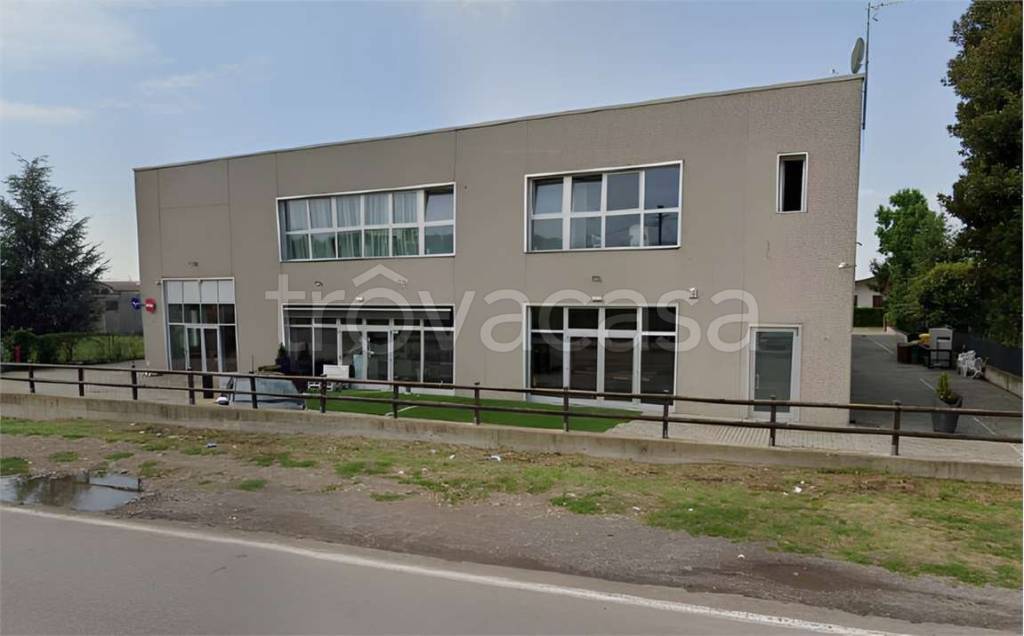 locale commerciale in vendita a Tradate in zona Ceppine
