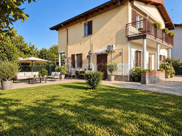 appartamento in vendita a Tradate in zona Ceppine