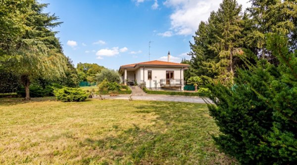 casa indipendente in vendita a Tradate in zona Abbiate Guazzone
