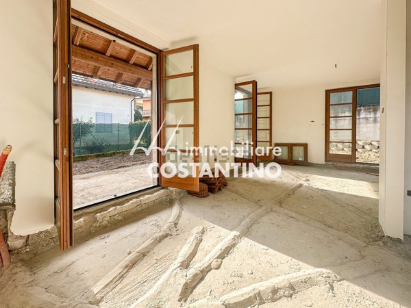 casa indipendente in vendita a Travedona-Monate