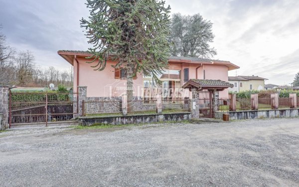 casa indipendente in vendita a Travedona-Monate