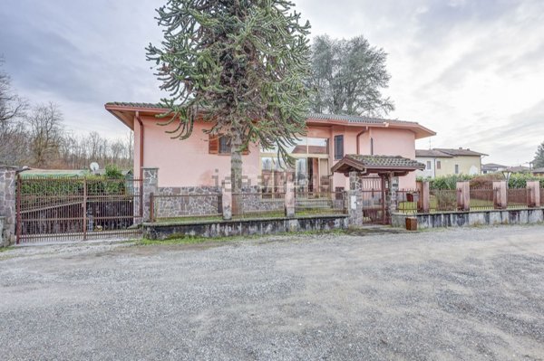 casa indipendente in vendita a Travedona-Monate