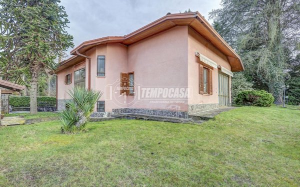 casa indipendente in vendita a Travedona-Monate