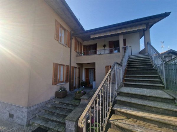casa indipendente in vendita a Travedona-Monate