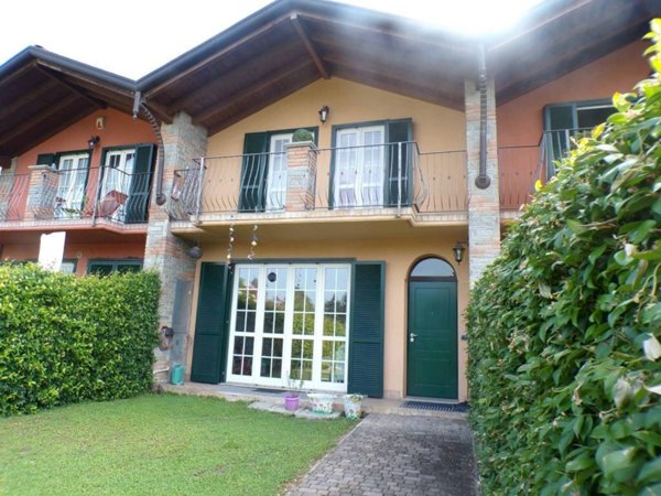 casa indipendente in vendita a Travedona-Monate