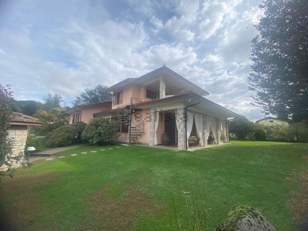 casa indipendente in vendita a Travedona-Monate