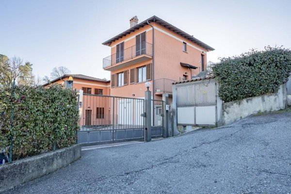 appartamento in vendita a Travedona-Monate in zona Faraona