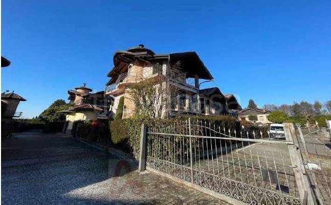 casa indipendente in vendita a Travedona-Monate