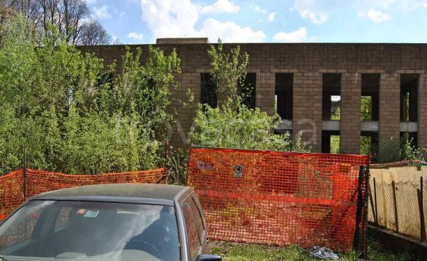 locale commerciale in vendita a Travedona-Monate