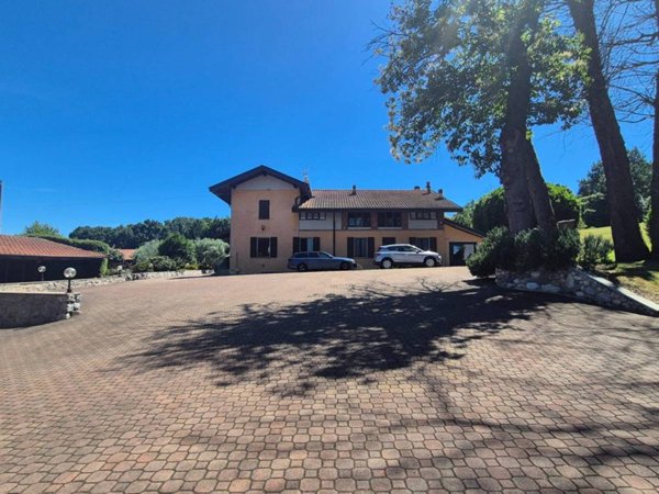 casa indipendente in vendita a Travedona-Monate in zona Faraona