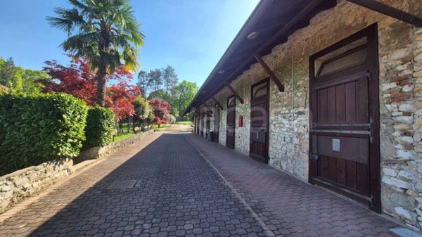 casa indipendente in vendita a Travedona-Monate