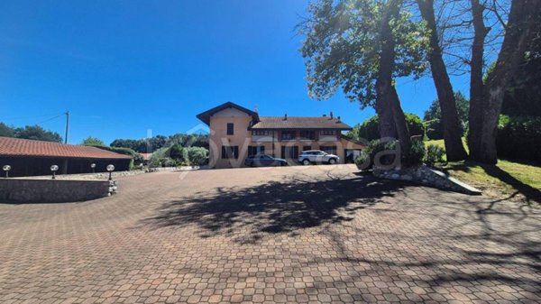 casa indipendente in vendita a Travedona-Monate in zona Faraona