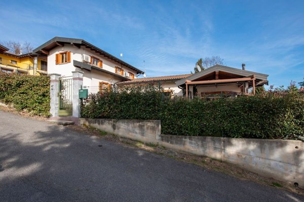 casa indipendente in vendita a Travedona-Monate