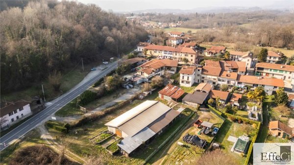 casa indipendente in vendita a Travedona-Monate in zona Faraona
