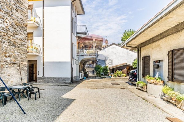 appartamento in vendita a Travedona-Monate in zona Chiosetto