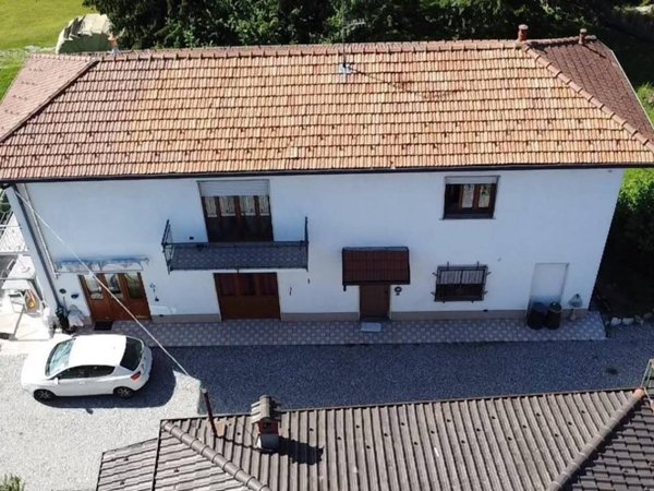 casa indipendente in vendita a Travedona-Monate in zona Chiosetto