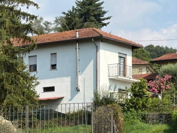 casa indipendente in vendita a Travedona-Monate in zona Chiosetto