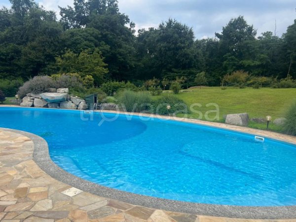 villa in vendita a Travedona-Monate in zona Chiosetto
