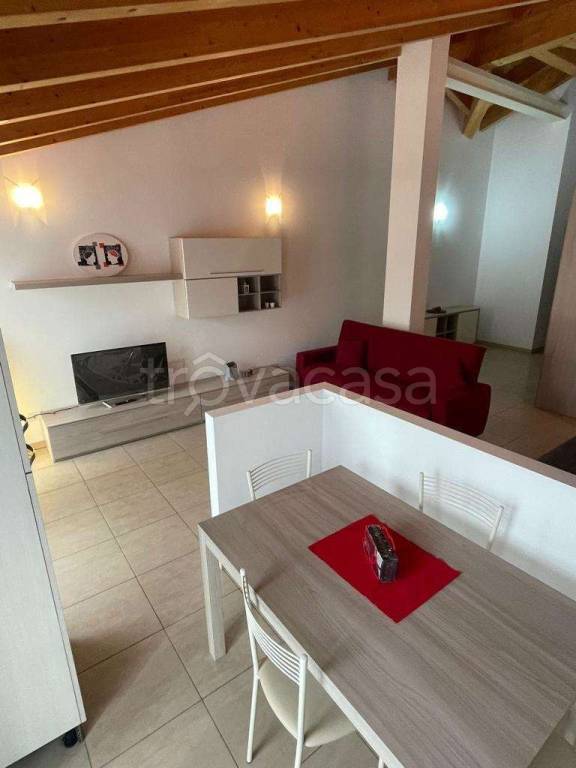 appartamento in vendita a Travedona-Monate in zona Chiosetto