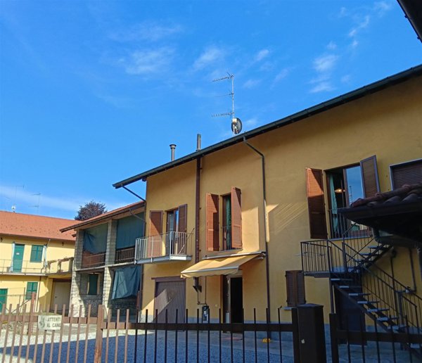 appartamento in vendita a Travedona-Monate in zona Chiosetto