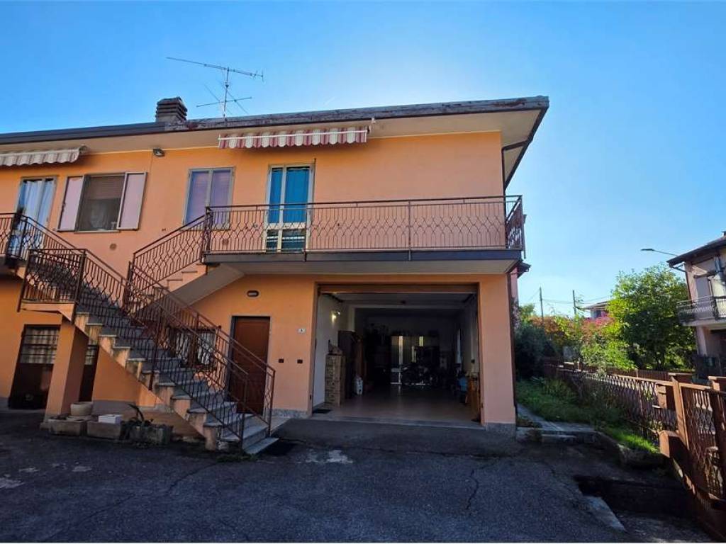 casa indipendente in vendita a Travedona-Monate in zona Faraona