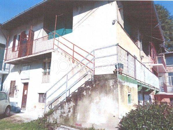 appartamento in vendita a Travedona-Monate in zona Chiosetto
