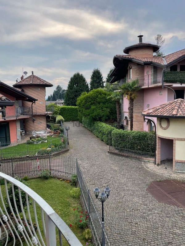 appartamento in vendita a Travedona-Monate in zona Piane
