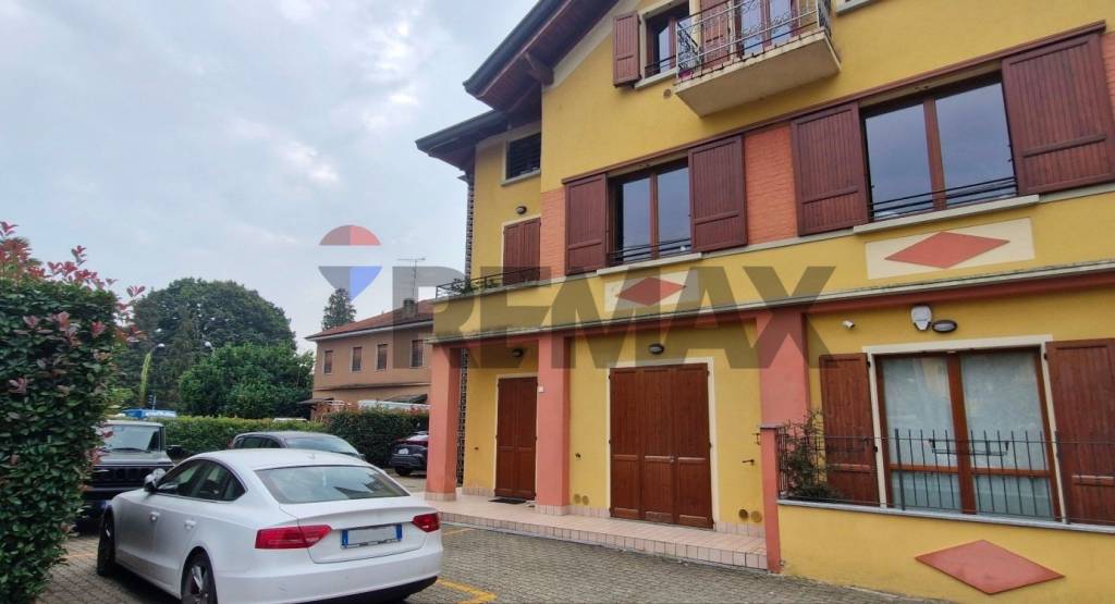 appartamento in vendita a Travedona-Monate in zona Piane