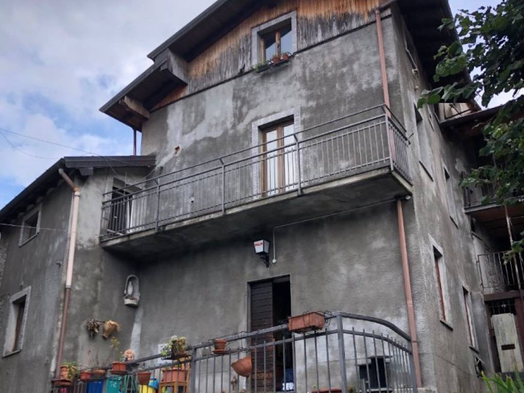 casa indipendente in vendita a Tronzano Lago Maggiore in zona Bassano