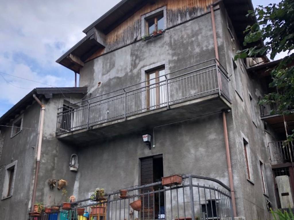 intera palazzina in vendita a Tronzano Lago Maggiore in zona Bassano