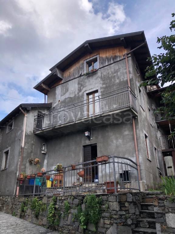 casa indipendente in vendita a Tronzano Lago Maggiore in zona Bassano