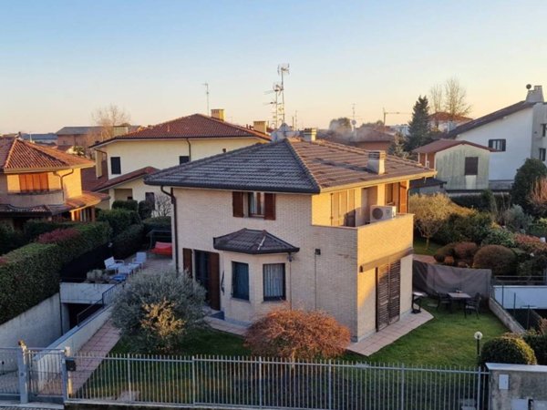casa indipendente in vendita ad Uboldo