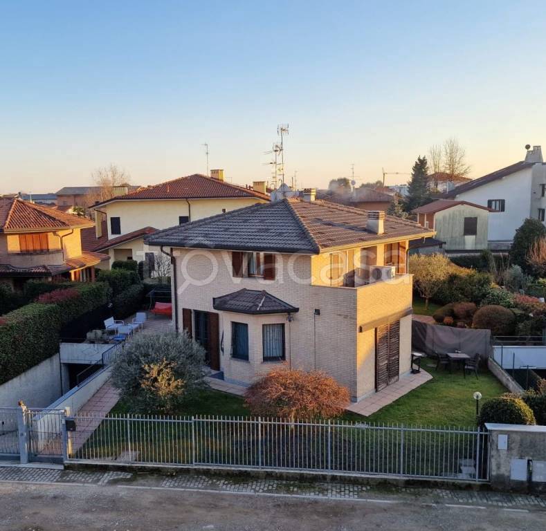 casa indipendente in vendita ad Uboldo