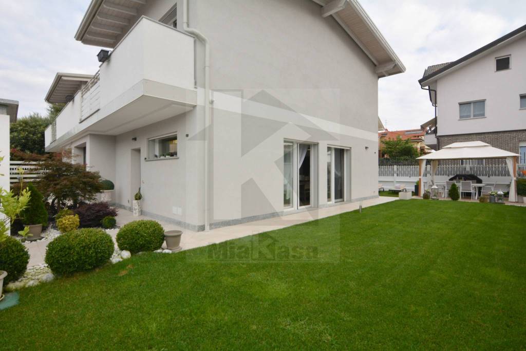 casa indipendente in vendita ad Uboldo