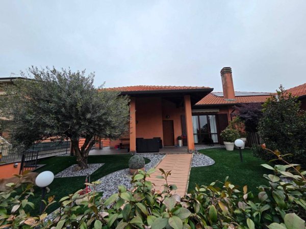 casa indipendente in vendita ad Uboldo