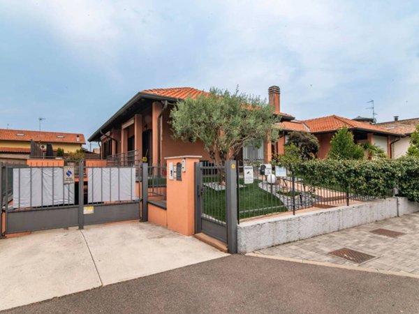 casa indipendente in vendita ad Uboldo