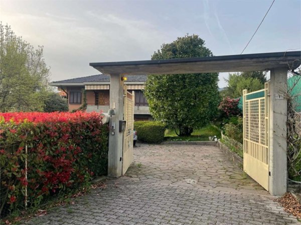 casa indipendente in vendita a Valganna