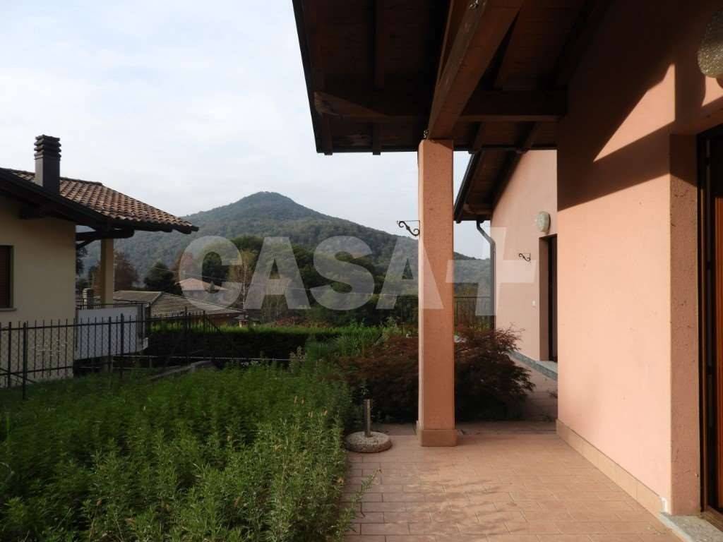 casa indipendente in vendita a Valganna in zona Ghirla