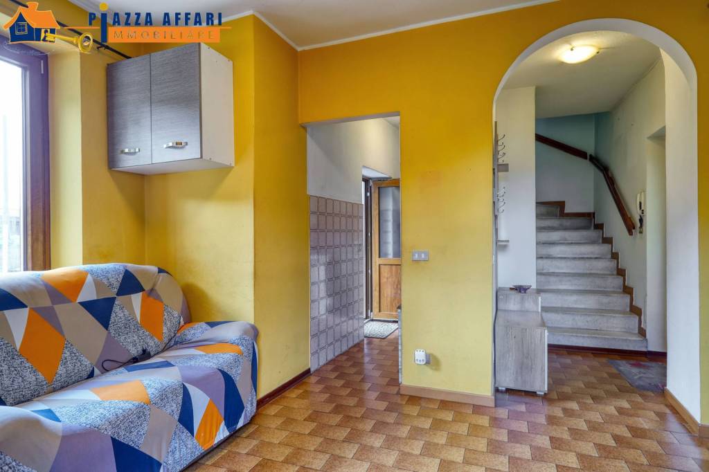 casa indipendente in vendita a Valganna in zona Ghirla