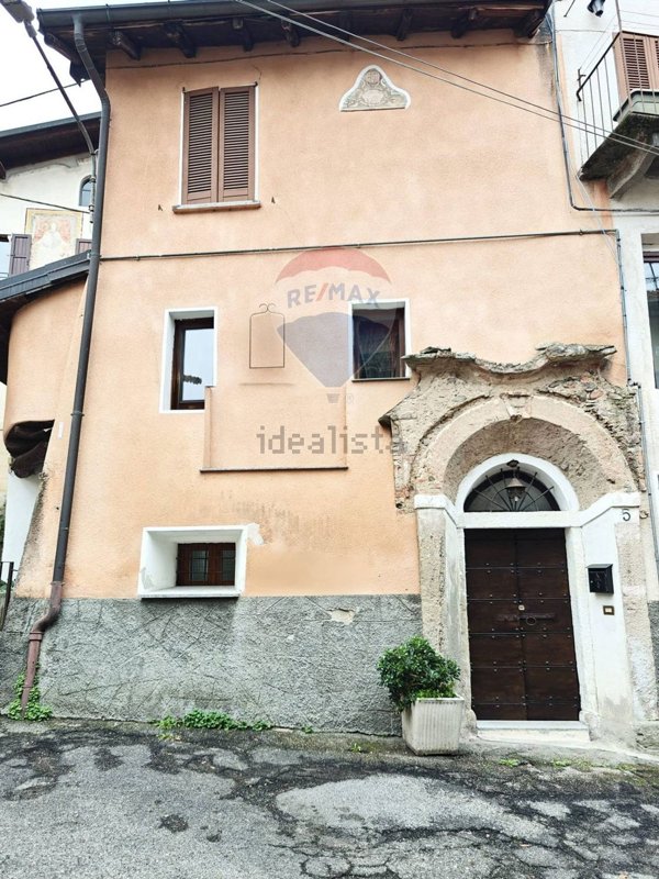 appartamento in vendita a Valganna in zona Ghirla
