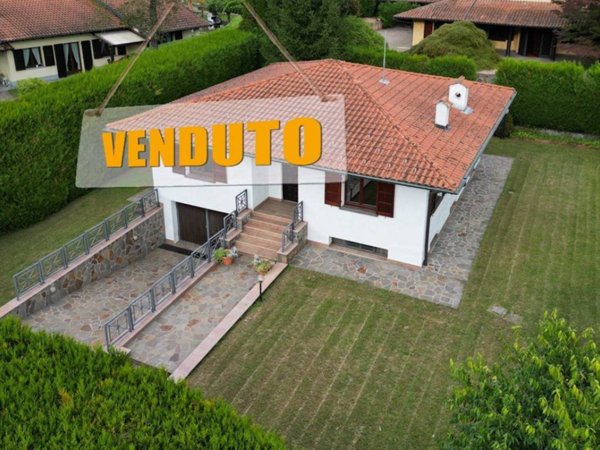 casa indipendente in vendita a Valganna in zona Ghirla