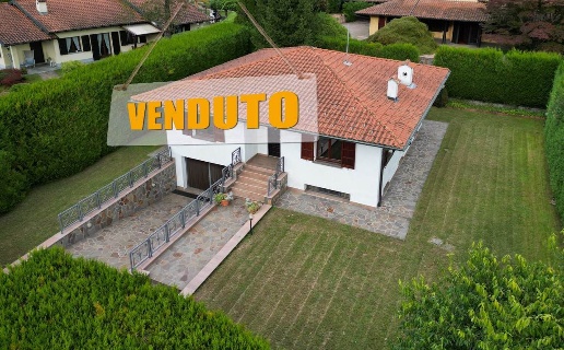 casa indipendente in vendita a Valganna in zona Ghirla