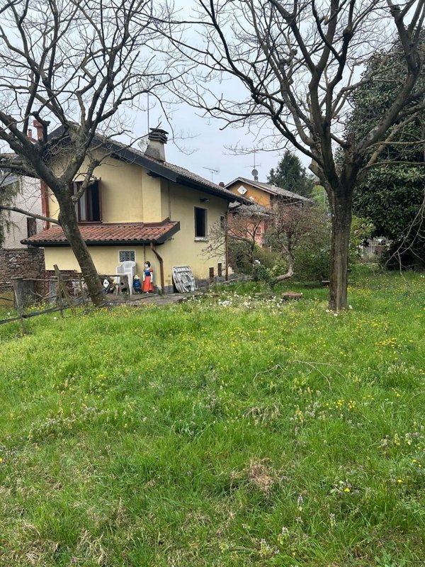 casa indipendente in vendita a Valganna in zona Ghirla