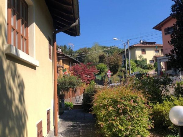 casa indipendente in vendita a Valganna in zona Ghirla