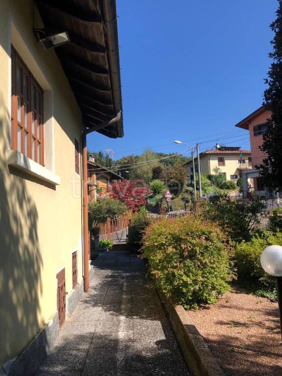 casa indipendente in vendita a Valganna in zona Ghirla