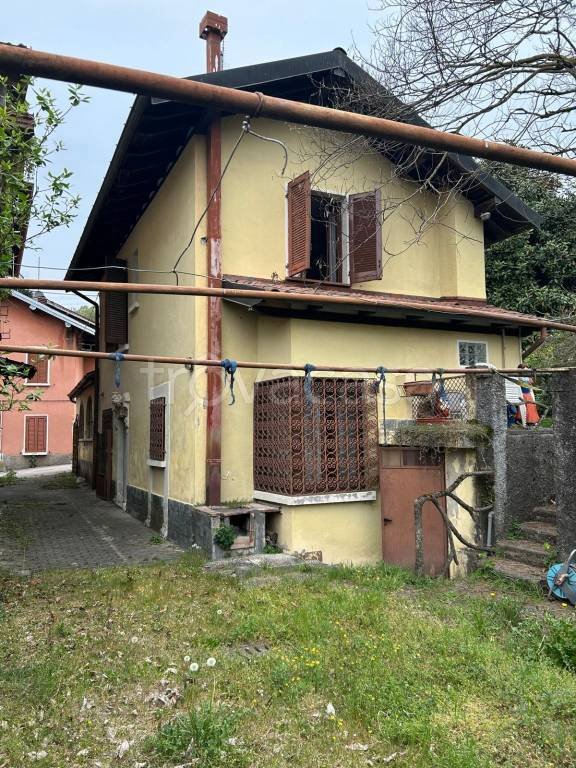 casa indipendente in vendita a Valganna in zona Ghirla