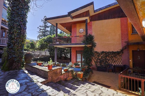 casa indipendente in vendita a Valganna in zona Ghirla
